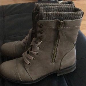 Women’s Gray Leather boots size 9!